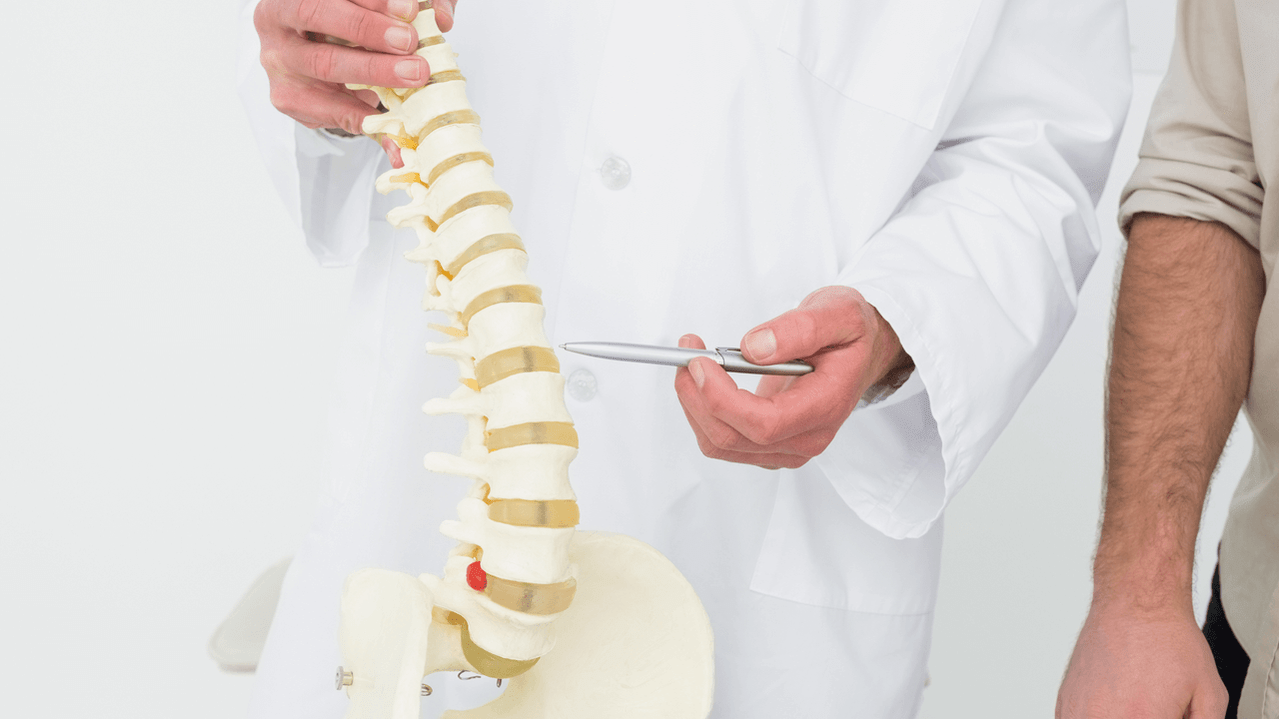 Diagnóstico da dor nas costas á cita dun médico